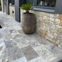 Dallage Travertin Silver finition brossée premium