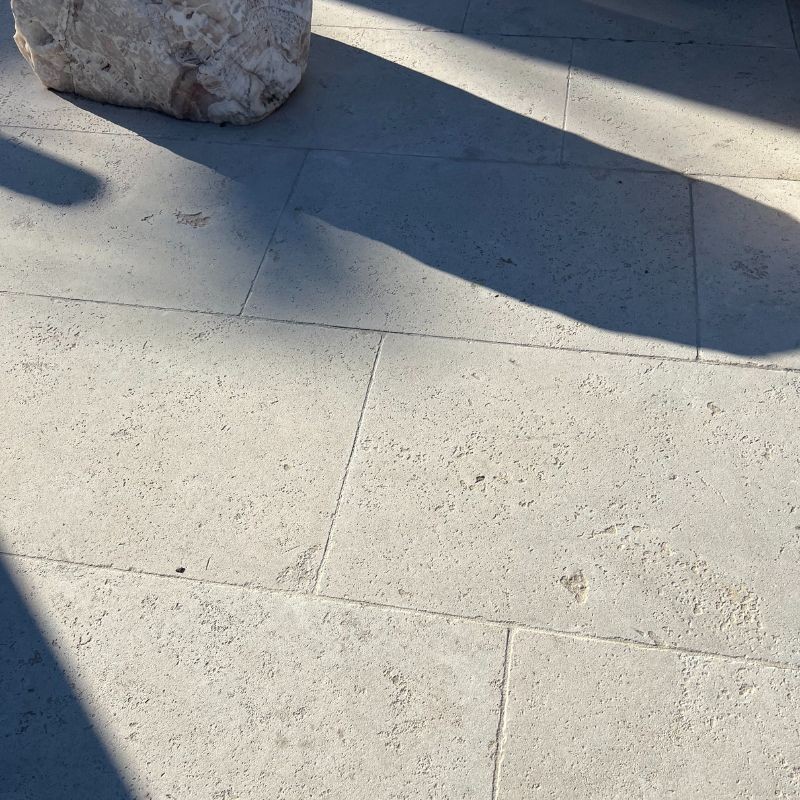 Dallage Travertin Beige Mix finition vieille texture