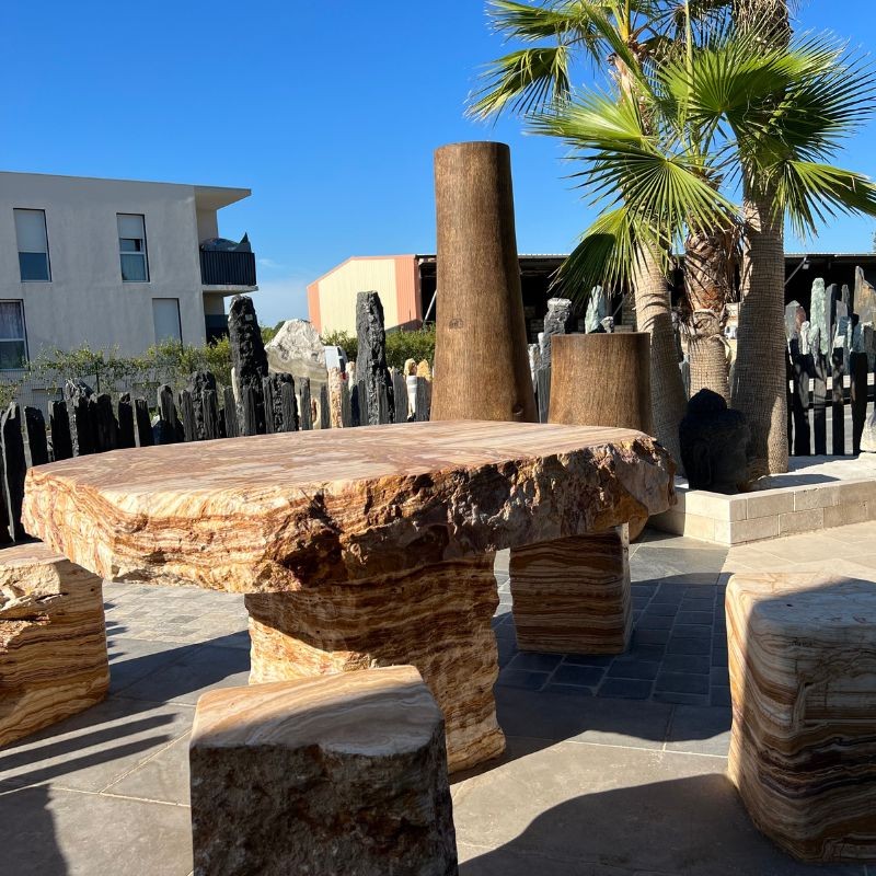 Table et tabourets en Onyx