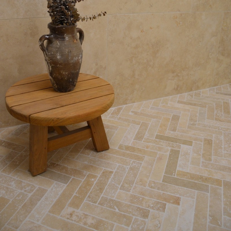 Chevron Travertin Beige Ivoire finition vieillie tambour