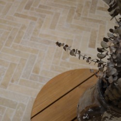 Chevron Travertin Beige Ivoire finition vieillie tambour