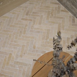 Chevron Travertin Beige Ivoire finition vieillie tambour