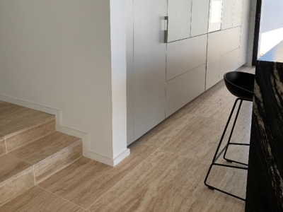 Plongez dans la tendance intemporelle : Le revêtement de sol en travertin